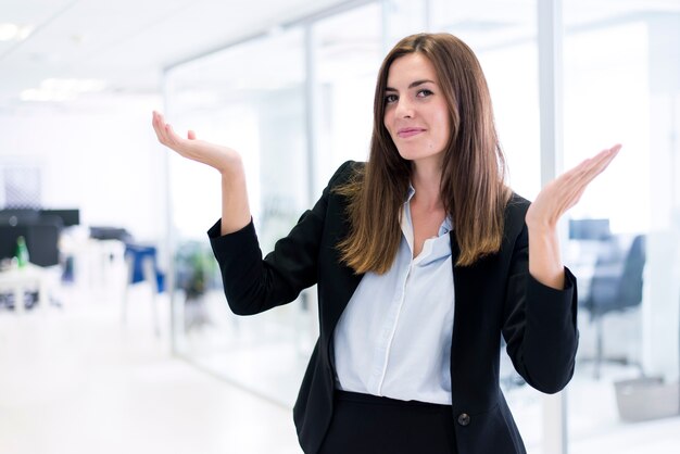 Vrouw met de handpalmen naar boven