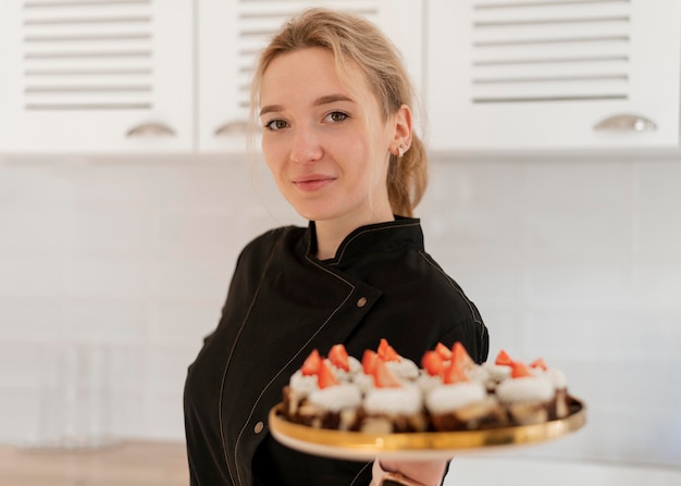 Vrouw met dienblad met dessert