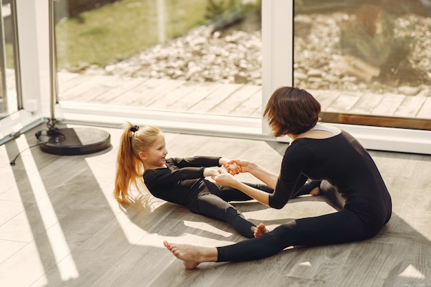 Vrouw met dochter houdt zich bezig met gymnastiek