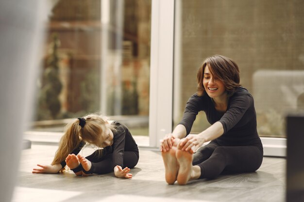 Vrouw met dochter houdt zich bezig met gymnastiek