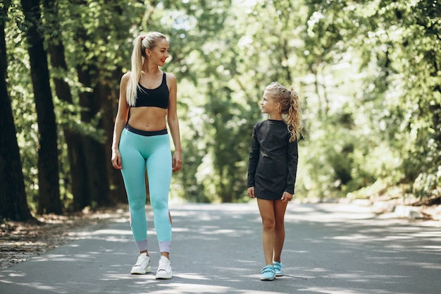 Gratis foto vrouw met dochterjogging in park