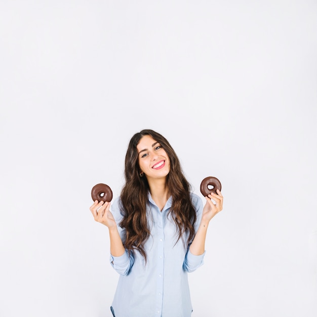 Gratis foto vrouw met donuts in handen