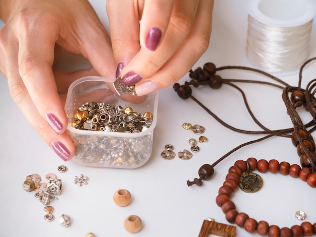 Vrouw met doos met metalen accessoires