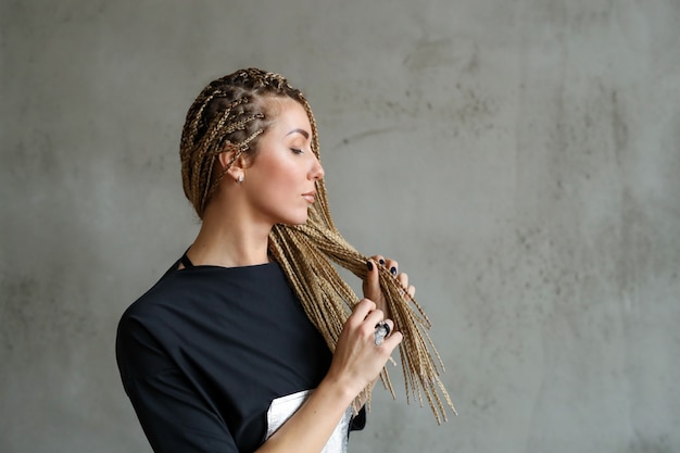 Vrouw met dreadlocks