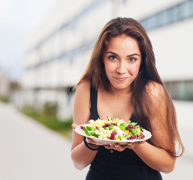 Vrouw met een bakje salade