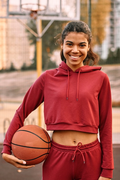 Vrouw met een basketbal buitenshuis