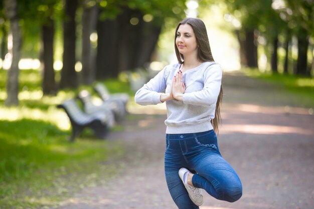 Vrouw met één been op de dij