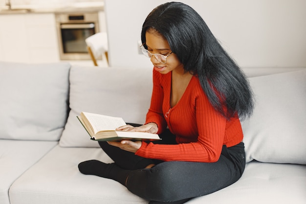 Vrouw met een boek op de bank