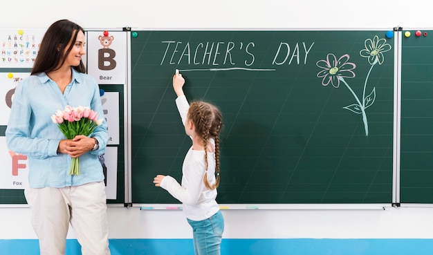 Vrouw met een boeket bloemen op de dag van de leraar