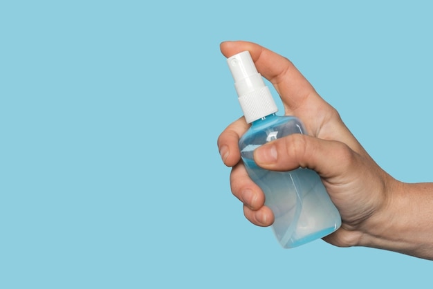 Vrouw met een desinfecterende fles met kopie ruimte