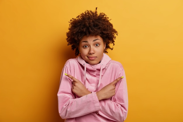 Gratis foto vrouw met een donkere huidskleur heeft een aarzelende uitdrukking