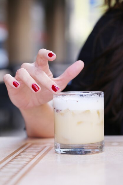 Vrouw met een drankje