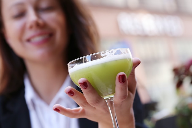 Vrouw met een drankje