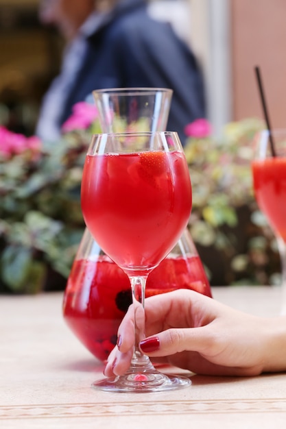 Vrouw met een drankje