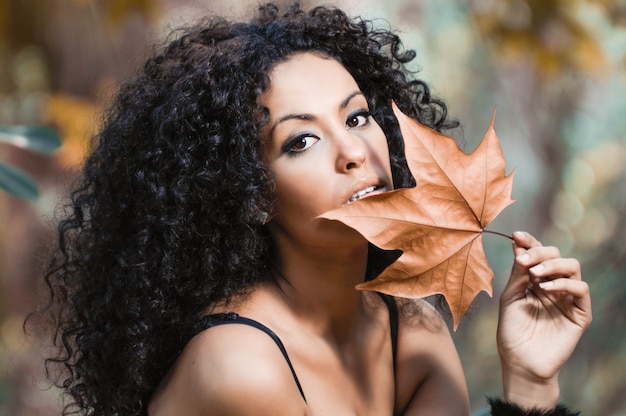 Vrouw met een droog blad in de hand