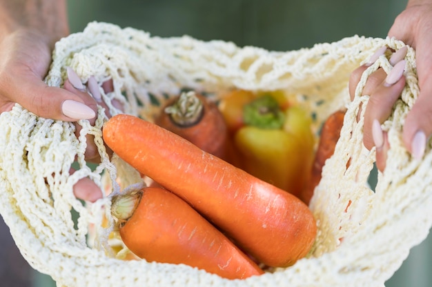 Vrouw met een geopende zak met gezonde lekkernijen