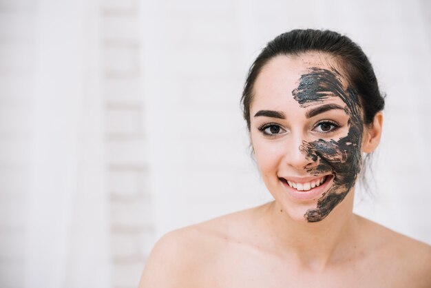 Vrouw met een gezichtsbehandeling