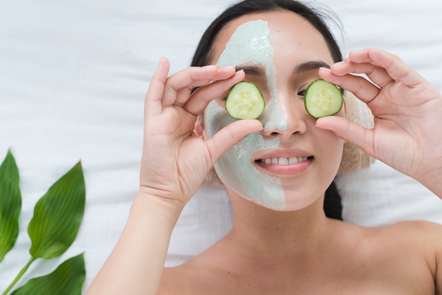 Gratis foto vrouw met een gezichtsmasker in een spa