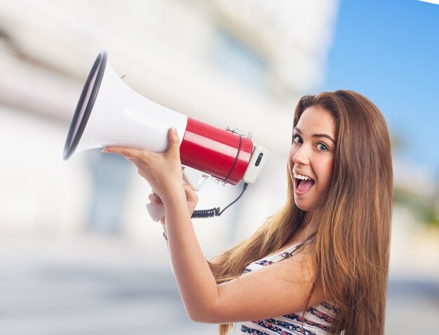 Vrouw met een glimlach en een megafoon