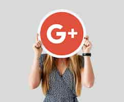 Gratis foto vrouw met een google plus-pictogram