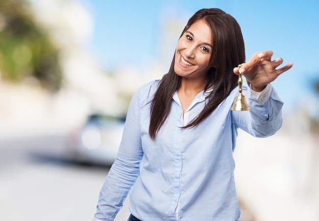 Gratis foto vrouw met een gouden beker