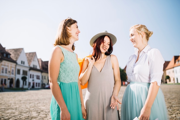 Vrouw met een grappig gesprek