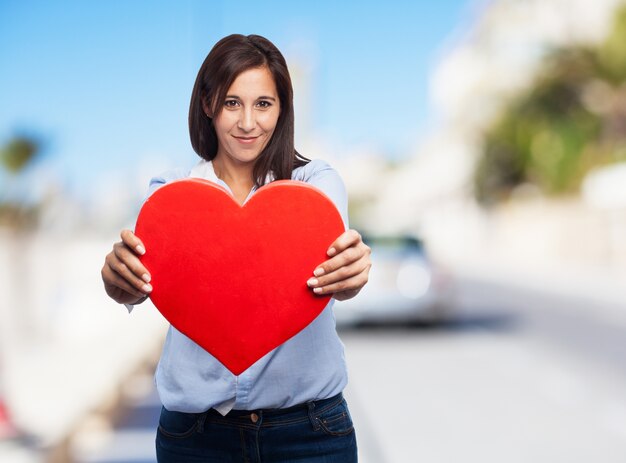 Vrouw met een groot rood hart