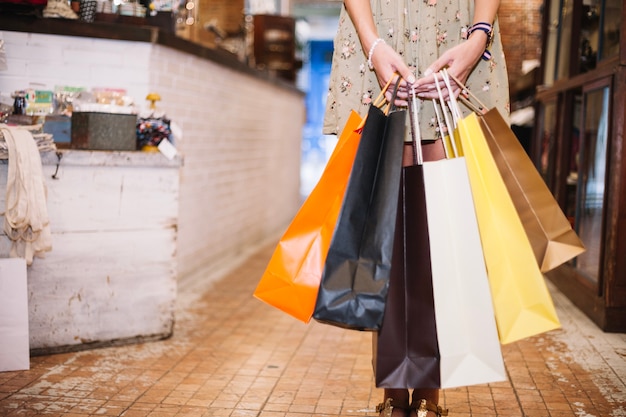 Vrouw met een hoop papieren zakken