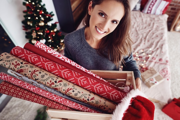 Vrouw met een houten kist met kerstpapier