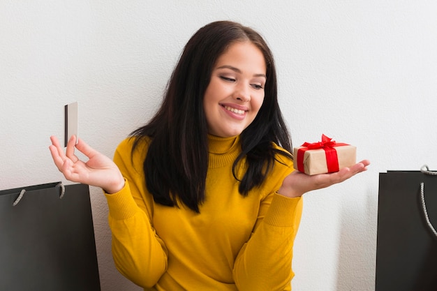 Vrouw met een klein cadeaupakket