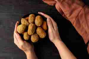 Gratis foto vrouw met een kom met kroketten