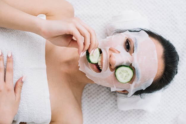 Vrouw met een komkommermasker