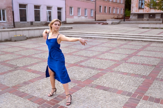 Vrouw met een latin dansvoorstelling in de stad