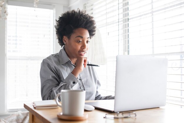 Vrouw met een online klasvergadering via e-learningsysteem