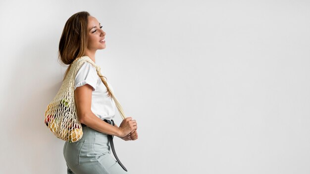 Vrouw met een recyclebare tas met kopie ruimte