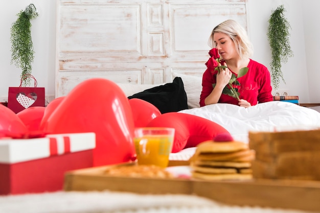 Gratis foto vrouw met een rode roos op valentijnsdag