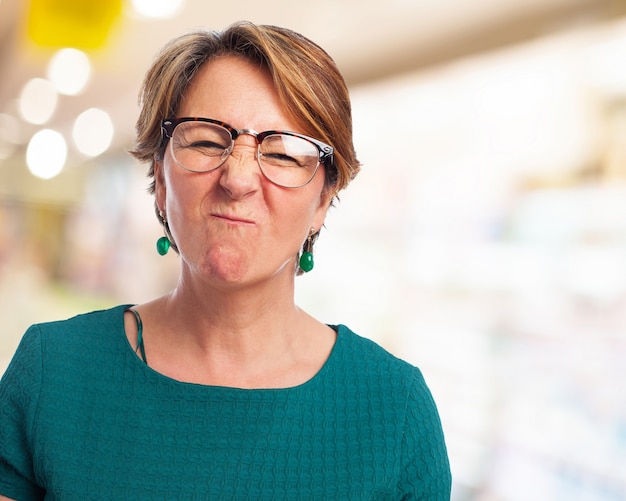 Vrouw met een sulky gezicht