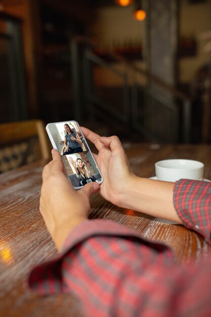 vrouw met een tablet voor videocall