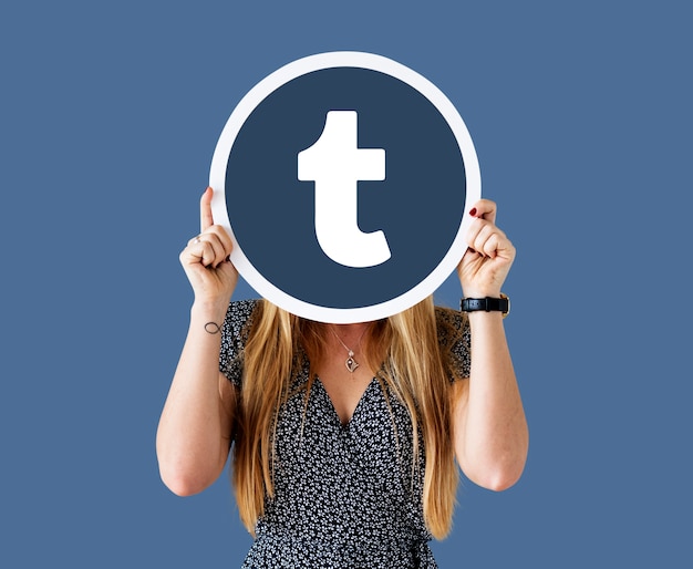 Gratis foto vrouw met een tumblr-pictogram