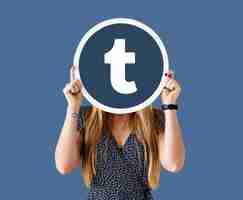 Gratis foto vrouw met een tumblr-pictogram