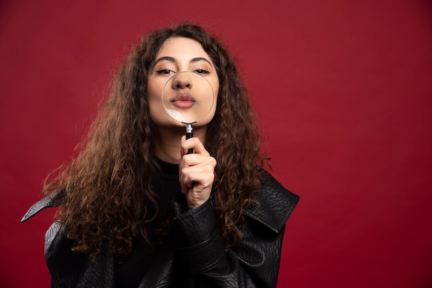 Vrouw met een vergrootglas