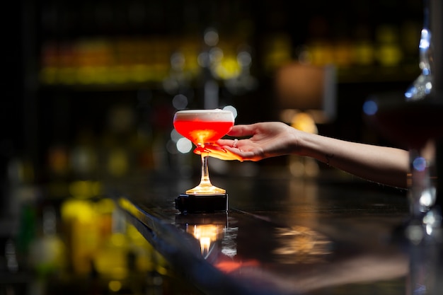 Gratis foto vrouw met een vers gemaakte cocktail