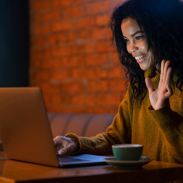 Vrouw met een videogesprek in een coffeeshop