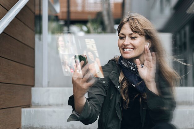 Vrouw met een videogesprek op smartphone