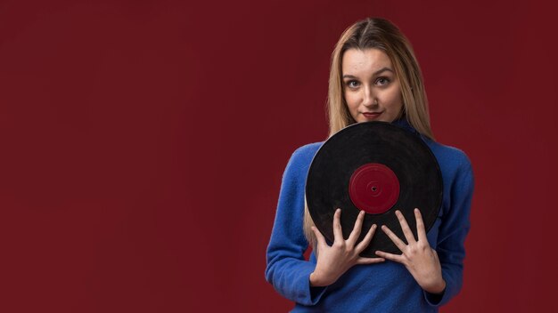 Vrouw met een vinyl schijf