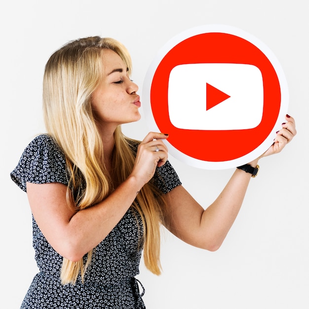 Gratis foto vrouw met een youtube-pictogram