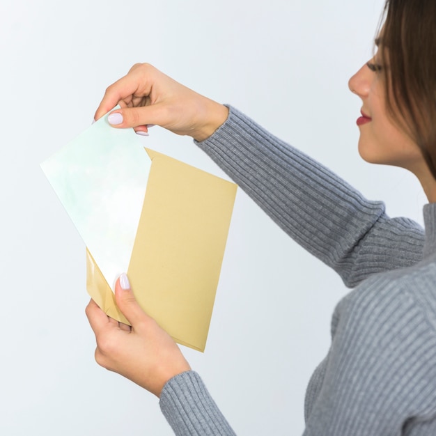 Gratis foto vrouw met envelop met blanco papier