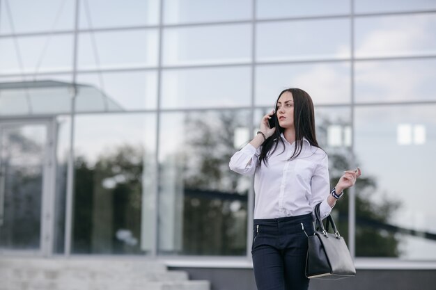 Vrouw met ernstig gezicht praten over de telefoon