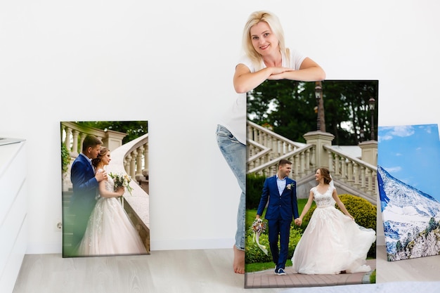 vrouw met fotocanvas op de achtergrond van een interieur.