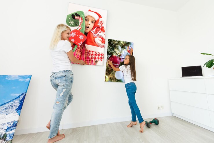 vrouw met fotocanvas op de achtergrond van een interieur.
